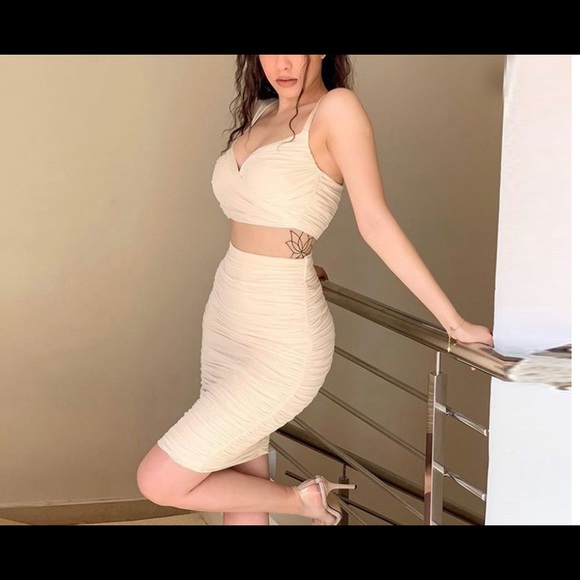 Green two piece rouched crop and skirt - Picture 3 of 6